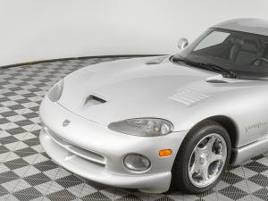3,600-Mile 1998 Dodge Viper GTS photo 19